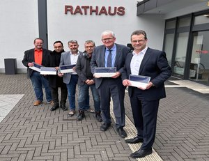 Foto der Beteiligten Personen an der Studie Klimaneutrale Gemeinde Schalksmühle, (v.r.n.l.): Volker Neumann (Geschäftsführer Stadtwerke Lüdenscheid), Jörg Schönenberg (Bürgermeister Gemeinde Schalksmühle), Oliver Emmerichs (Bauverwaltung, Gemeinde Schalksmühle), Ronald Ludwig (Leiter Kommunalmanagement ENERVIE Gruppe), Hadi Fleger (Klimaschutzmanager Gemeinde Schalksmühle) und Ralf Bechtel (Technisches Bauamt Gemeinde Schalksmühle)