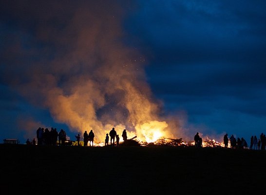 Brennendes Osterfeuer im Dunkeln