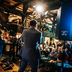
                            Bauernhaus Wippekühl innenansich während Konzert<br>&copy; Pia-Jo List
                        
