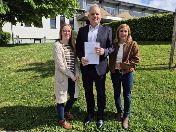 Der Vorsitzende des Vereins Regionalentwicklung Oben an der Volme Olaf Stelse (m.) und die Regionalmanagerinnen Friederike Bönnen und Susanne Neumann (v.l.) freuen sich über den Erhalt des Bewilligungsbescheids (Quelle: Oben an der Volme)