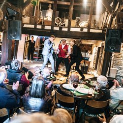 
                            Bauernhaus innenansich Konzert<br>&copy; Pia-Jo List
                        