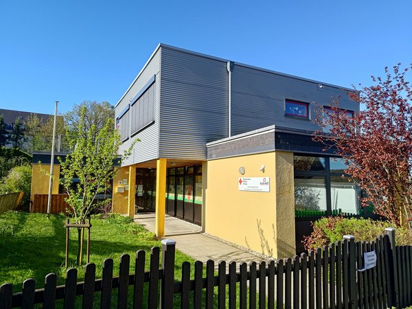 Eingangsbereich und Außenansicht Kindergarten Am Mathagen