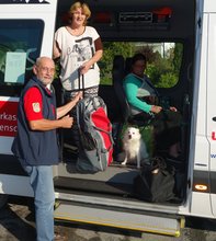 Hilfestellung eines Bürgerbusfahrers beim Einsteigen einer Person in den Bus