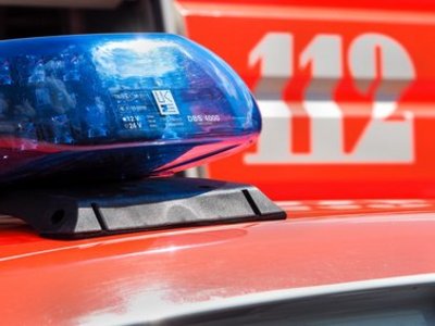 Blaulicht auf dem Dach eines Rettungsfahrzeuges mit Abbildung der Rufnummer 112