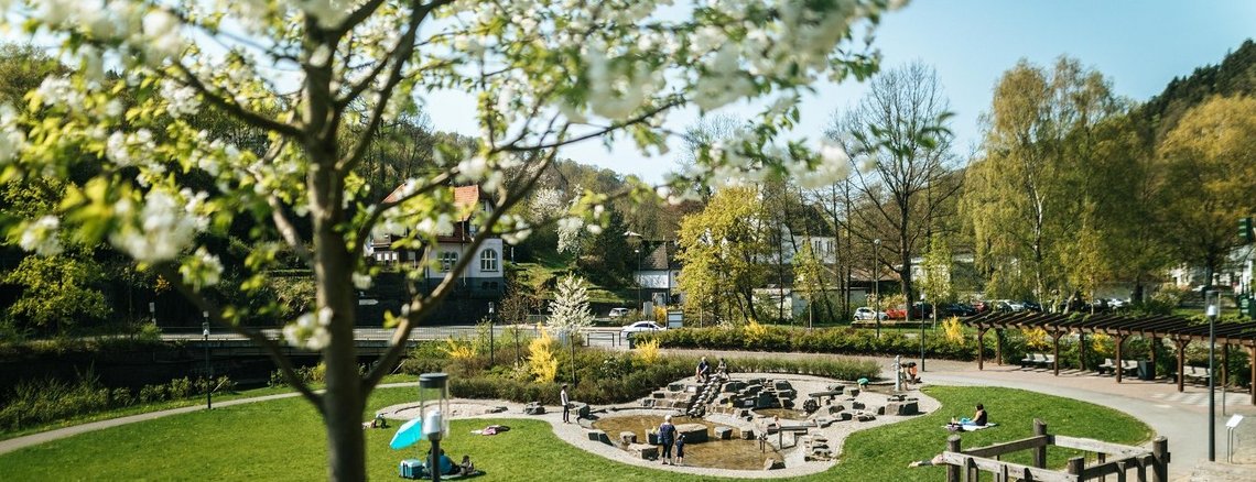 Volmepark Wiese und Wasserspielplatz im Sommer