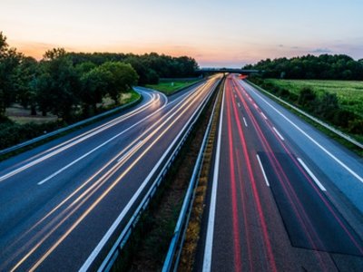 Bild einer Autobahn mit Lichtern von Autos