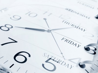 Uhr mit Zeigern und Wochentagen