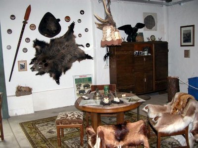 Innenansicht Jagdmuseum mit Wandteppich aus Fell