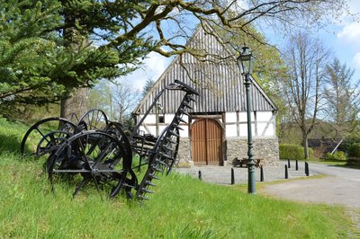 Außenansicht Bauernhaus Wippekühl mit Landmaschine