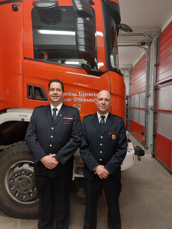 Foto von der neuen Wehrleitung vor einem Feuerwehrfahrzeug von links nach rechts: Matthias Höfer (Stellvertreter) und Alexander Horn (Wehrleiter)