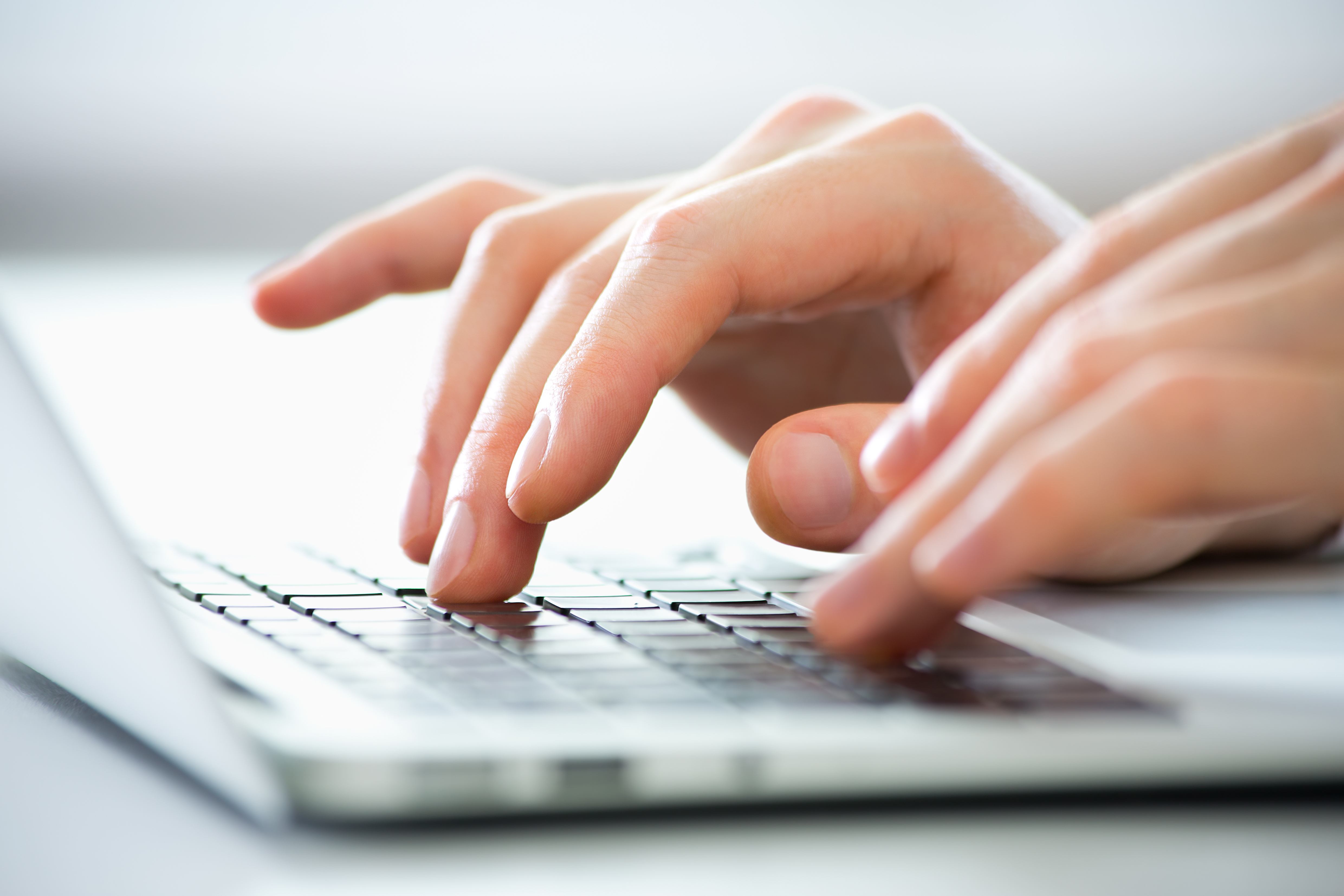 Close-up of hands of business man typing on a laptop. Laptoptastatur mit tippenden Händen