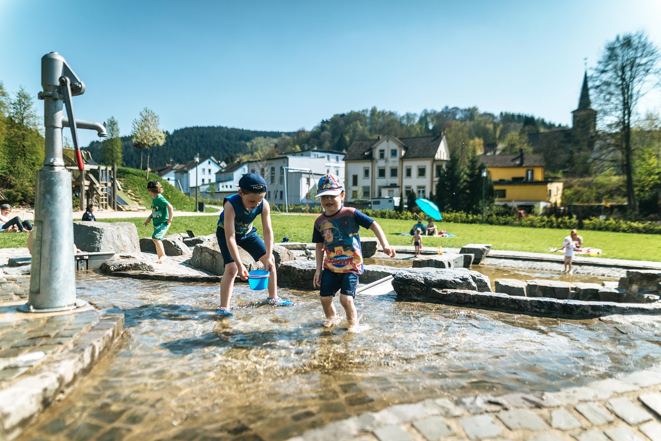 Volmepark mit spielenden Kindern im Wasserspielbereich