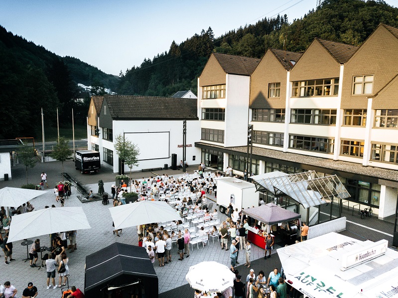 Open-Air Kino vor dem Rathaus mit Sitzgelegenheiten und Imbissständen