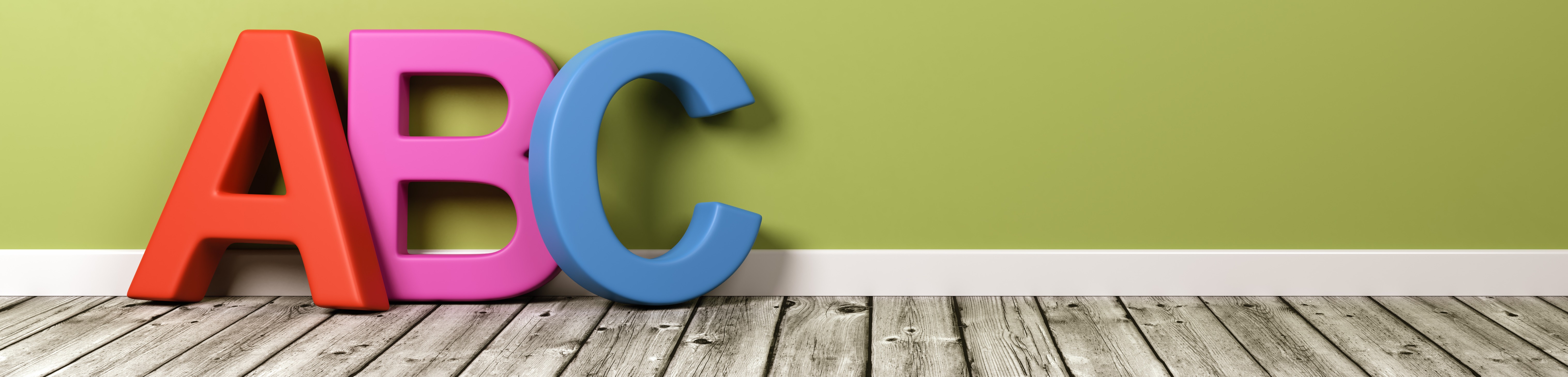 ABC-Schriftzug auf Holzboden an der Wand