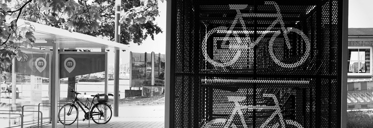 Fahrradgarage und Fahrradständer im Außenbereich