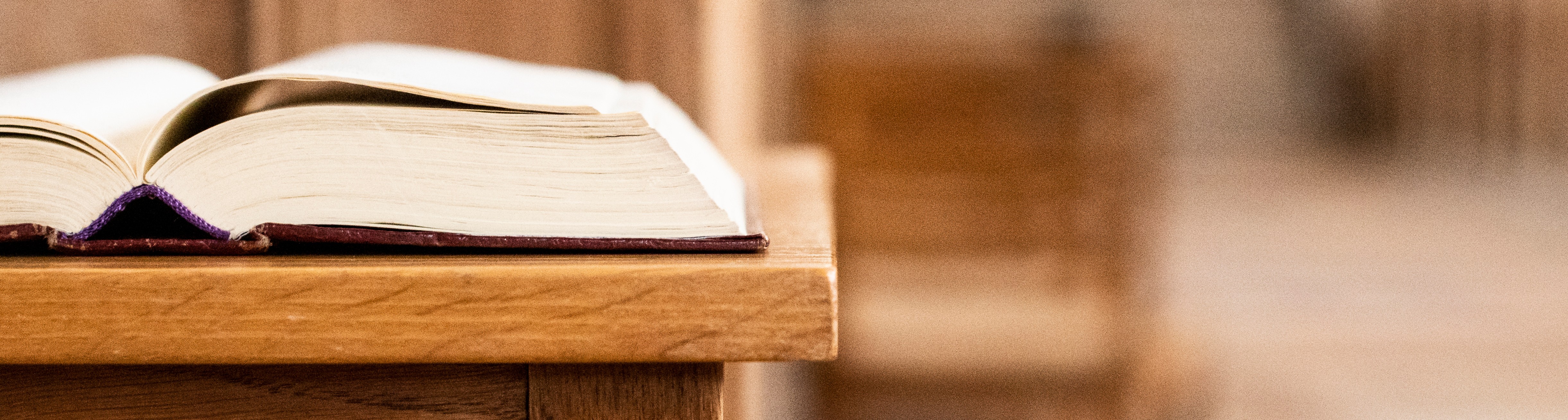 Heiliges buch auf einem Tisch vor einem Altar