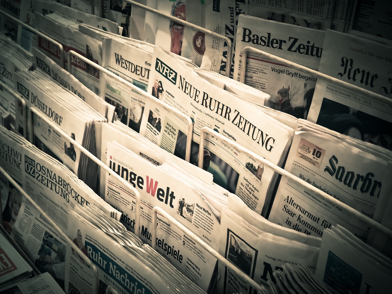 Zeitungen in einem Zeitungsständer ausgelegt