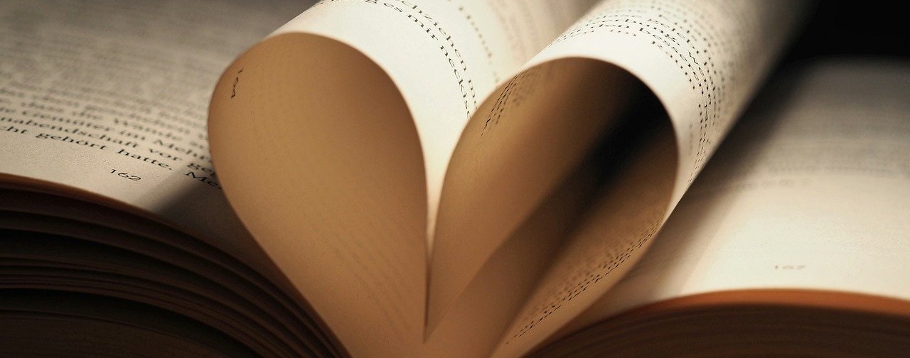 Buchseiten zum Herz gefaltet