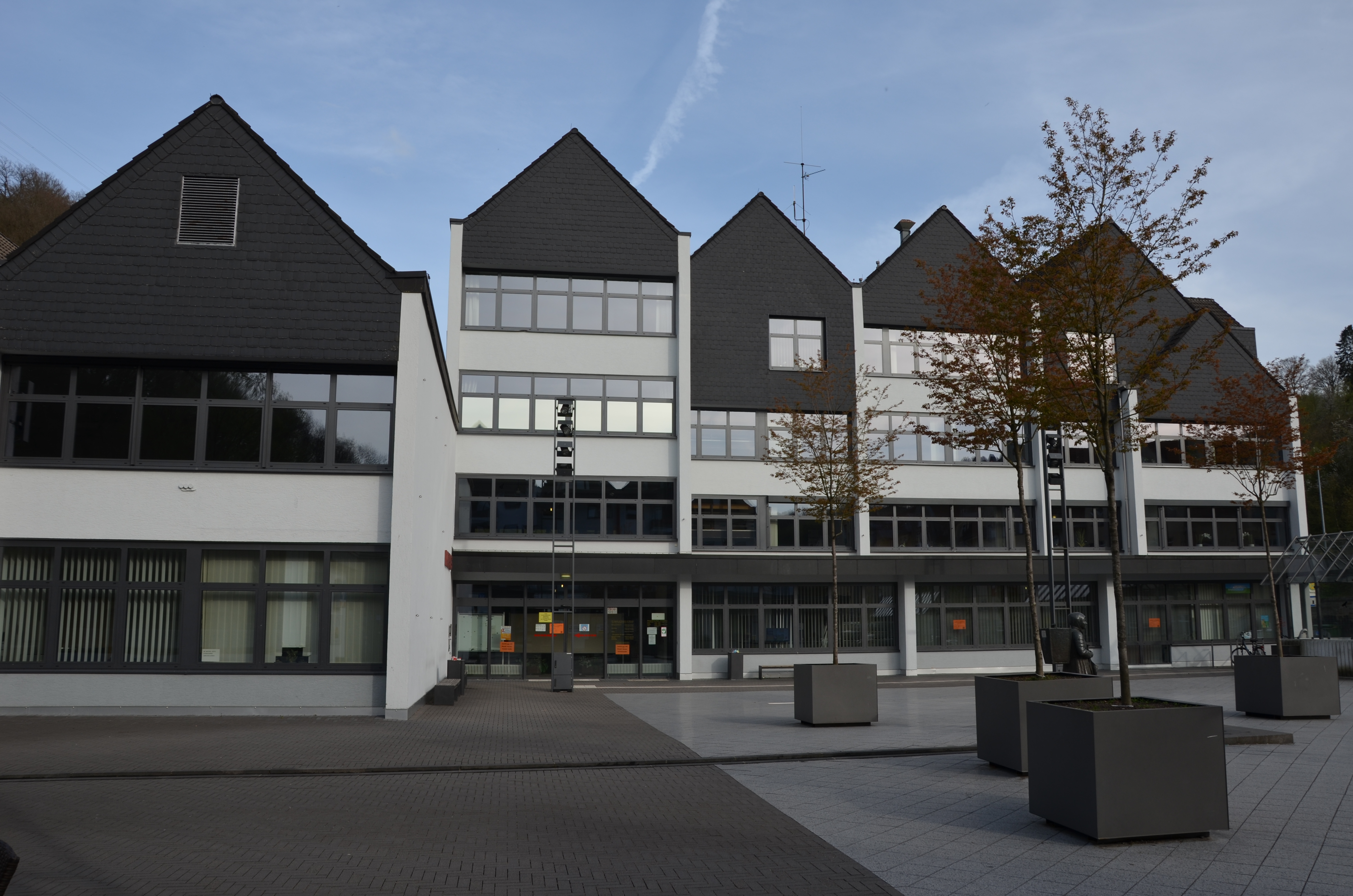 Frontansicht Rathaus mit Bäumen