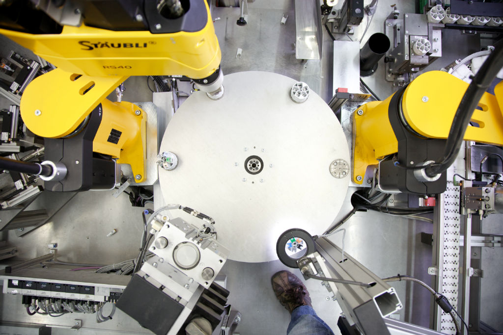 Eine Maschine während der Produktion von Elektro-Steckern