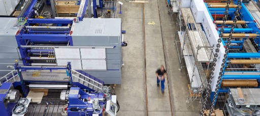 Produktionshalle mit Maschinen