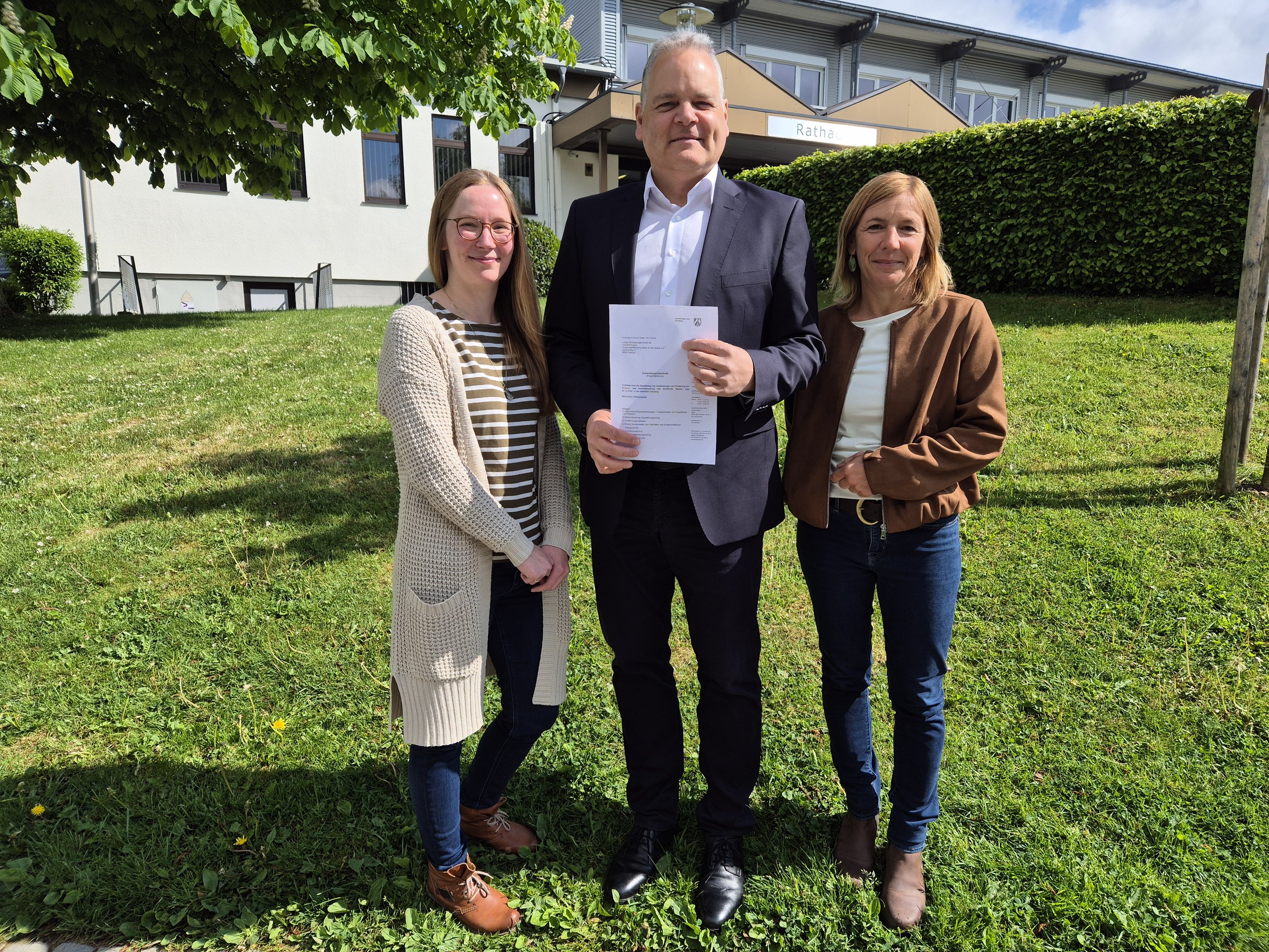 Der Vorsitzende des Vereins Regionalentwicklung Oben an der Volme Olaf Stelse (m.) und die Regionalmanagerinnen Friederike Bönnen und Susanne Neumann (v.l.) freuen sich über den Erhalt des Bewilligungsbescheids (Quelle: Oben an der Volme)